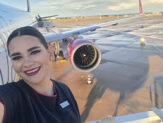 Un bilet către nori: Povestea fostei noastre cursante Maria-Luiza, azi stewardesă Wizz Air